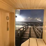 Eidumhaus, Freistehendes Reetdachhaus Mit Garten In Strandnaehe ヴェスターラント