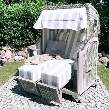 Eidumhaus, Freistehendes Reetdachhaus Mit Garten In Strandnaehe فيسترلاند
