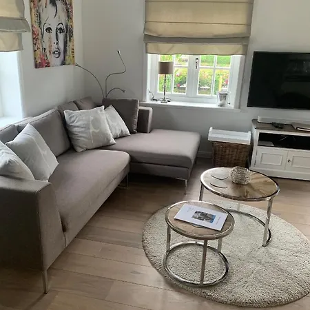 Eidumhaus, Freistehendes Reetdachhaus Mit Garten In Strandnaehe فيسترلاند