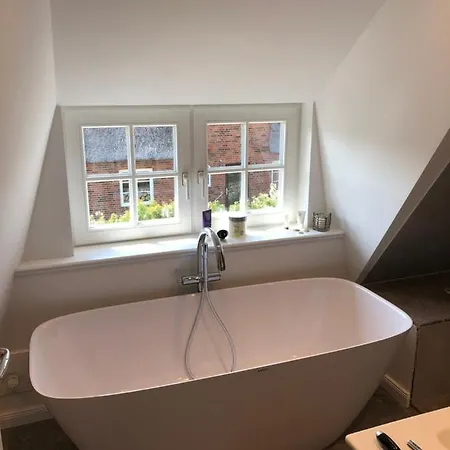 Eidumhaus, Freistehendes Reetdachhaus Mit Garten In Strandnaehe Dom wakacyjny *