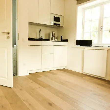 Eidumhaus, Freistehendes Reetdachhaus Mit Garten In Strandnaehe بيت للعطل