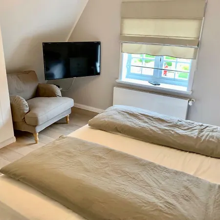 別荘 Eidumhaus, Freistehendes Reetdachhaus Mit Garten In Strandnaehe *