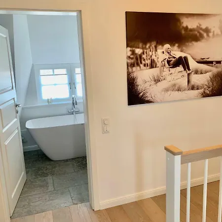 Eidumhaus, Freistehendes Reetdachhaus Mit Garten In Strandnaehe * Westerland