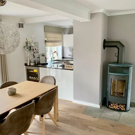 Eidumhaus, Freistehendes Reetdachhaus Mit Garten In Strandnaehe Dom wakacyjny *