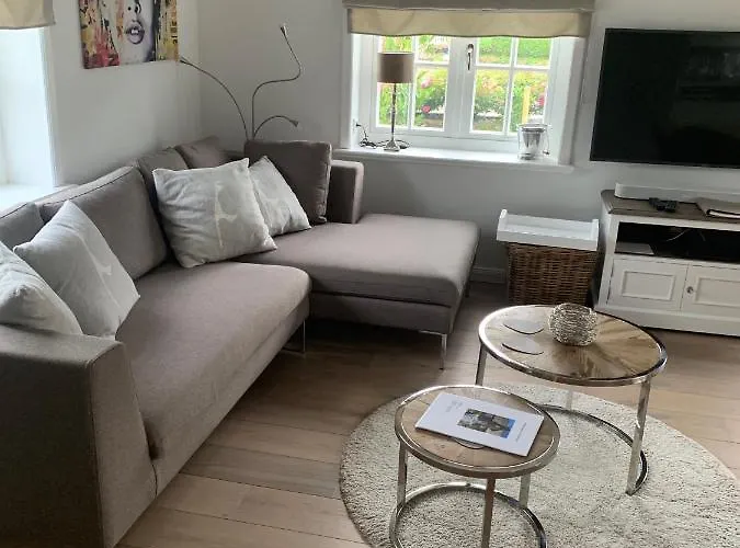 Eidumhaus, Freistehendes Reetdachhaus Mit Garten In Strandnaehe Westerland