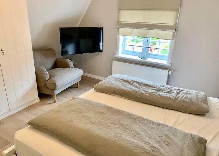 Casa de Férias Eidumhaus, Freistehendes Reetdachhaus Mit Garten In Strandnaehe *