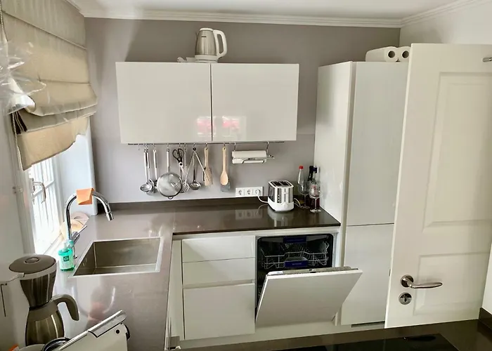 Eidumhaus, Freistehendes Reetdachhaus Mit Garten In Strandnaehe Westerland